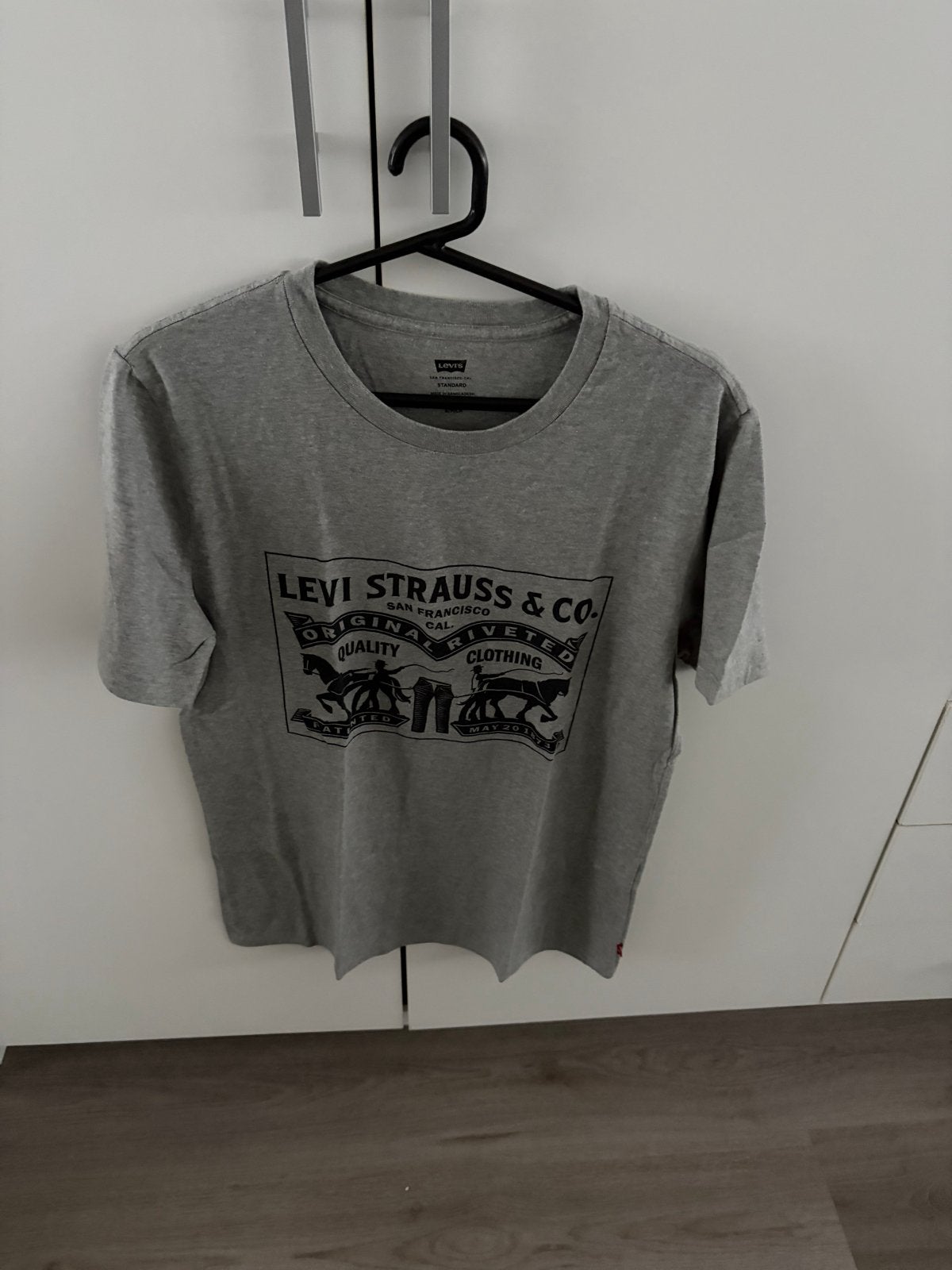Dames Levi's t-shirt maat S/M, Kleding | Dames, Ophalen, Korte mouw, Maat 36 (S), Grijs