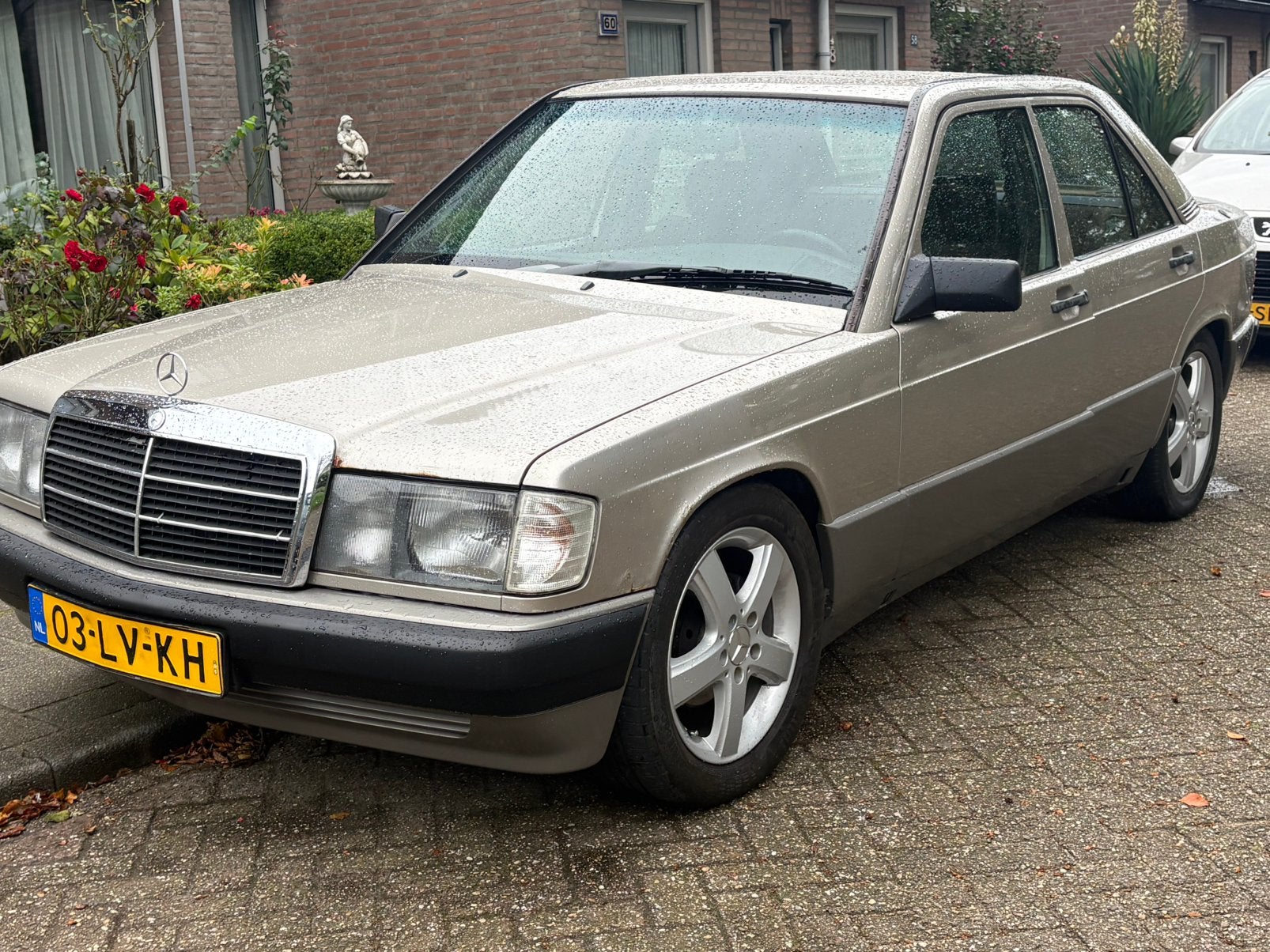 Mercedes-Benz 190 2.0 Automaat | 1989 | sch.dak | Rookzilver, Bluetooth, 4 cilinders, 615 kg, Bruin