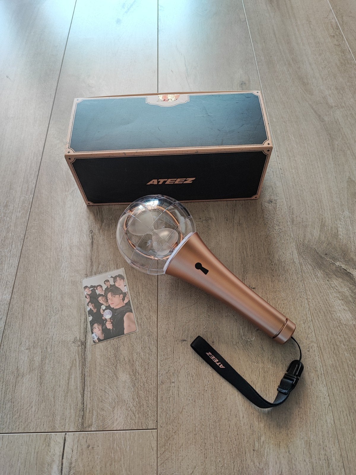 ATEEZ Lightstick Ver. 2 met photocard en doos, Verzamelen, Ophalen of Verzenden, Zo goed als nieuw, Gebruiksvoorwerp