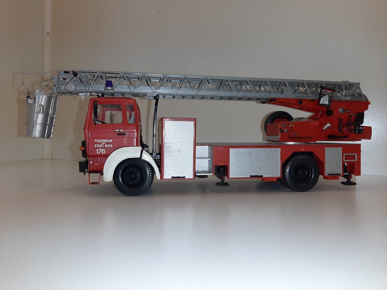 Modelbouw Fire Ladder Truck schaal 1:24
Iveco-Magirus

Fire, Ophalen, Gebruikt, Bus of Vrachtwagen, Overige merken