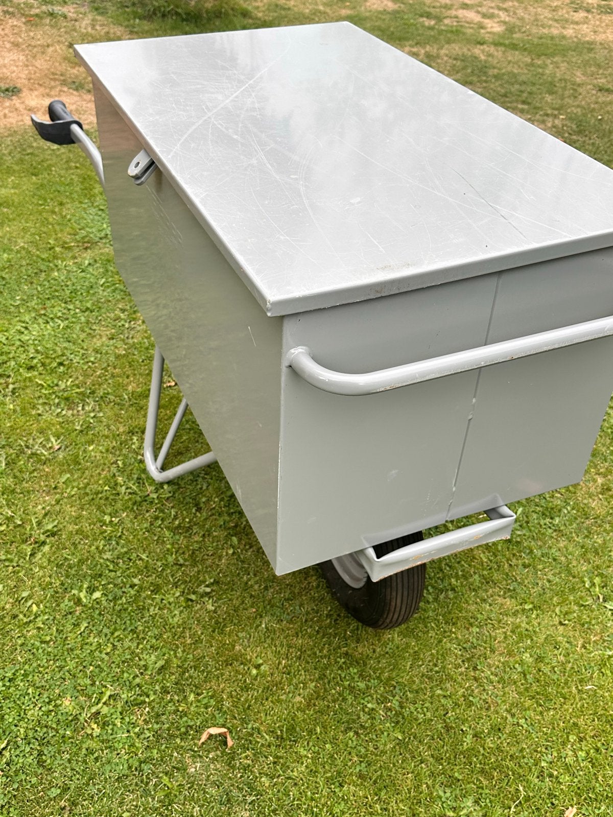 Gereedschap Grijze metalen kruiwagen met deksel, Ophalen, Zo goed als nieuw, Handmatig, Tweewielig