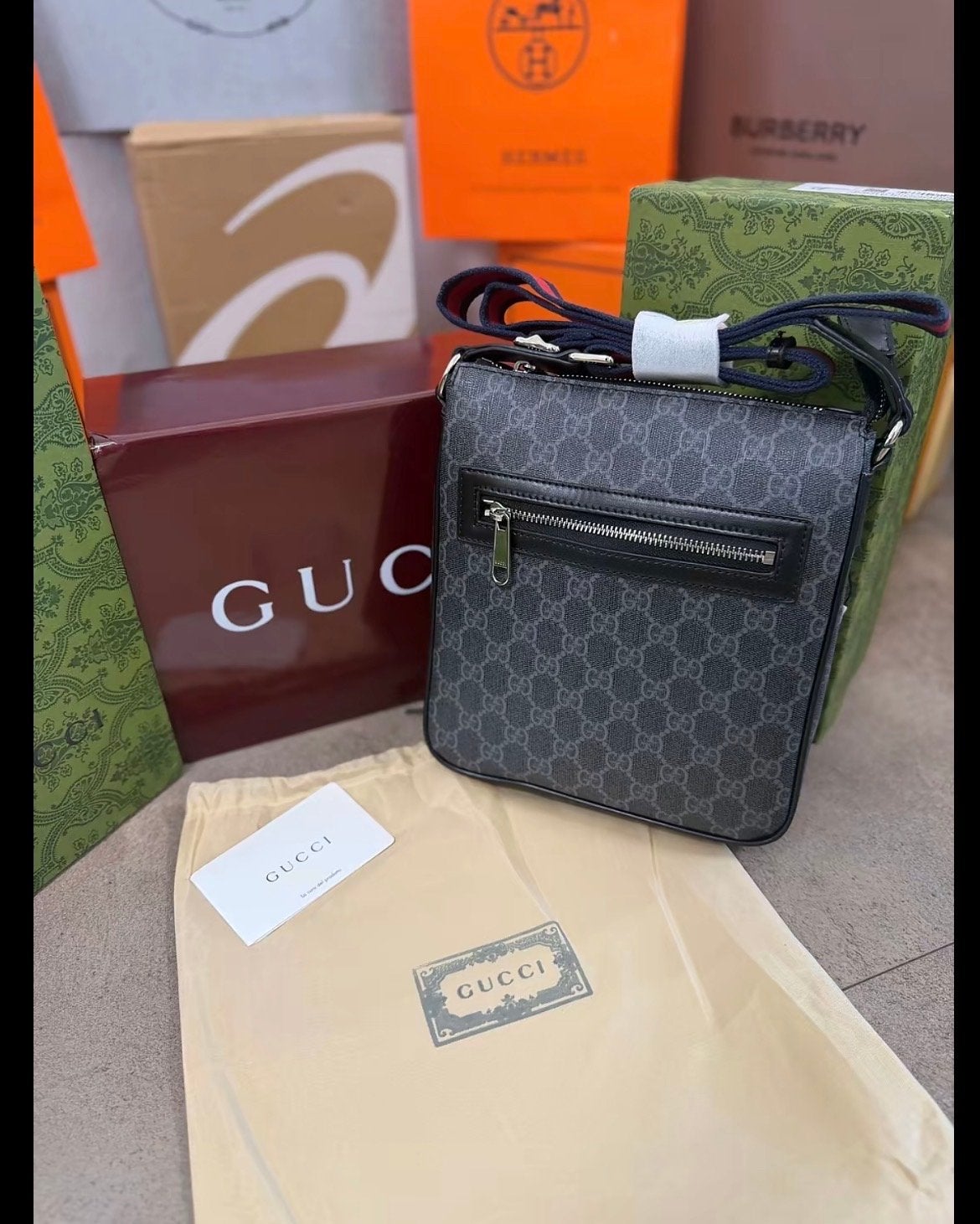 Gucci GG Supreme Messenger Tas - Zo goed als nieuw, Ophalen of Verzenden, Zo goed als nieuw, Grijs, Schoudertasje