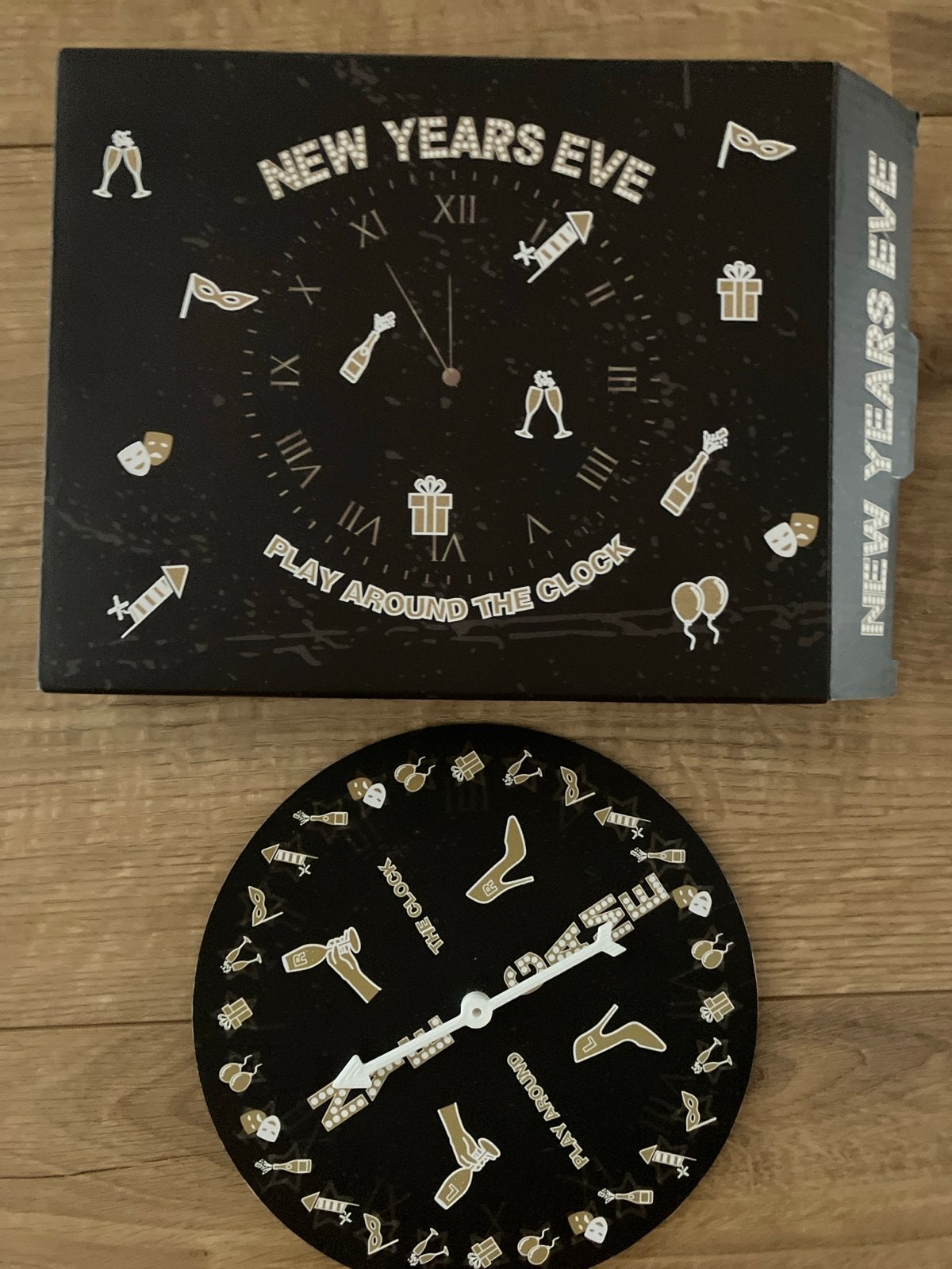 New Years Eve Play Around The Clock Spel, Ophalen of Verzenden, Zo goed als nieuw, Feestartikel, Overige