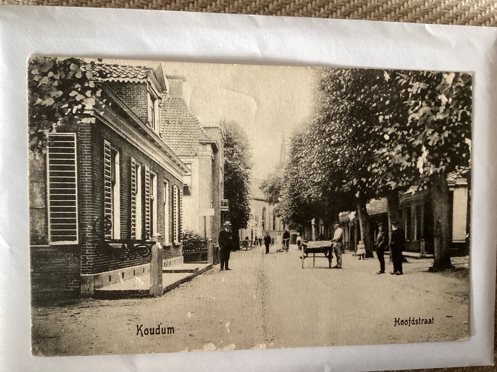 Oude ansichtkaart Koudum, Hoofdstraat - Gelopen 1908, Verzamelen, Ophalen of Verzenden, 1980 tot heden, Gelopen, Friesland