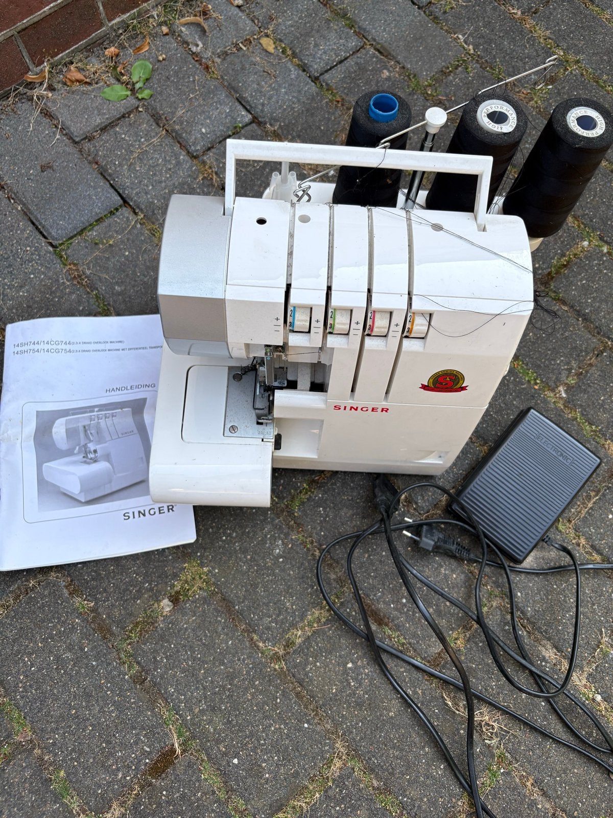 Singer Lockmachine met handleiding en accessoires, Hobby en Vrije tijd, Naaimachines en Toebehoren, Gebruikt, Lockmachine, Singer