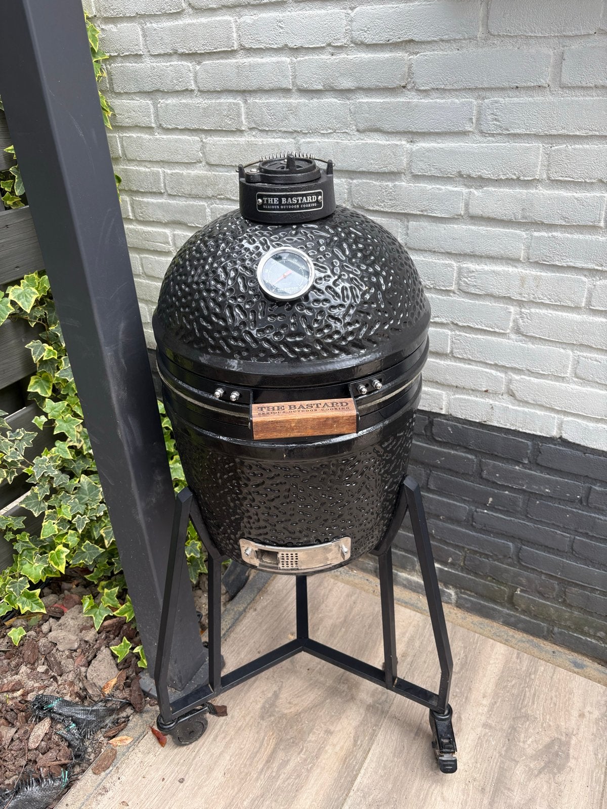 The Bastard Compact Kamado BBQ met accessoires, Ophalen, Zo goed als nieuw