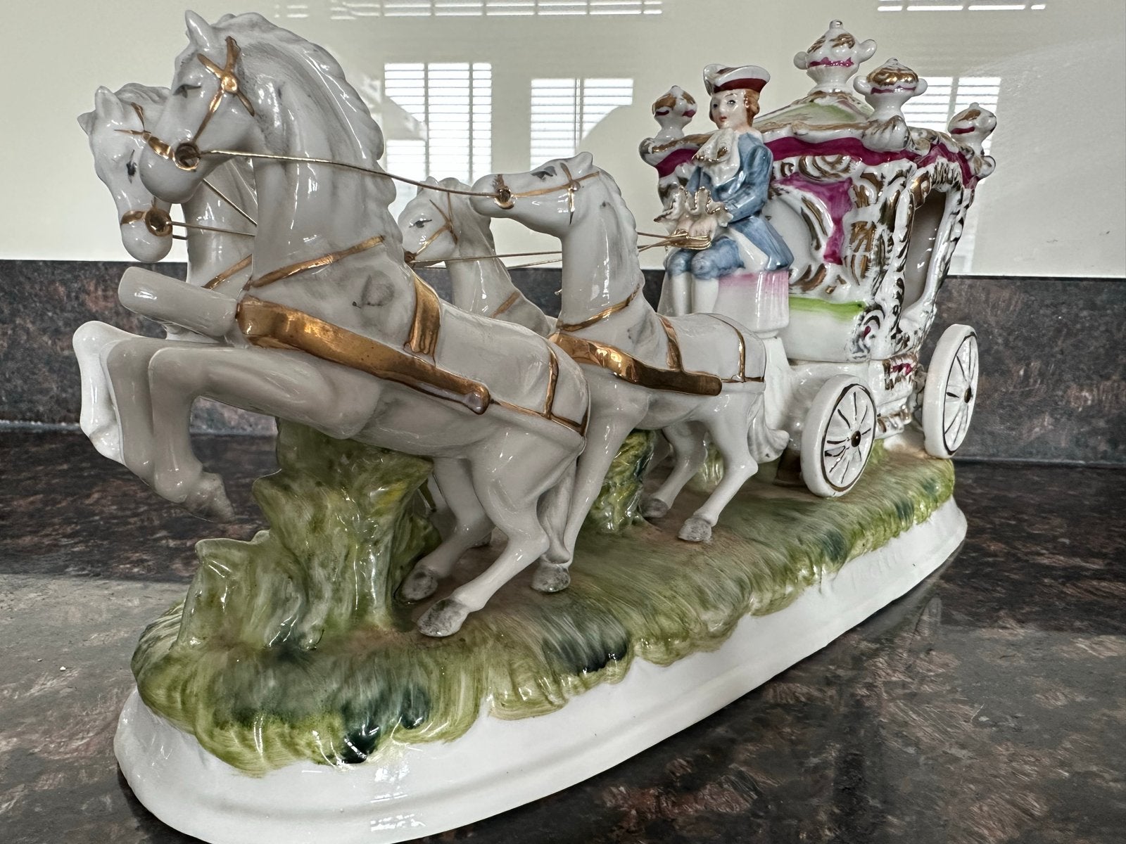 Capodimonte Porseleinbeeld: Koetsier en Dame in Koets, Antiek en Kunst, Ophalen