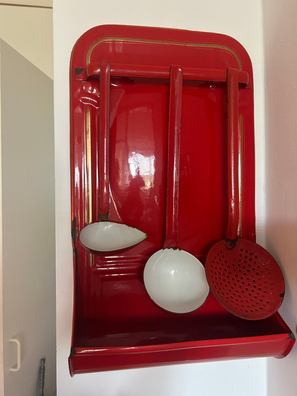 Vintage rood emaille keukenrek met lepels en voorraadpotten, Antiek en Kunst, Antiek | Emaille, Ophalen
