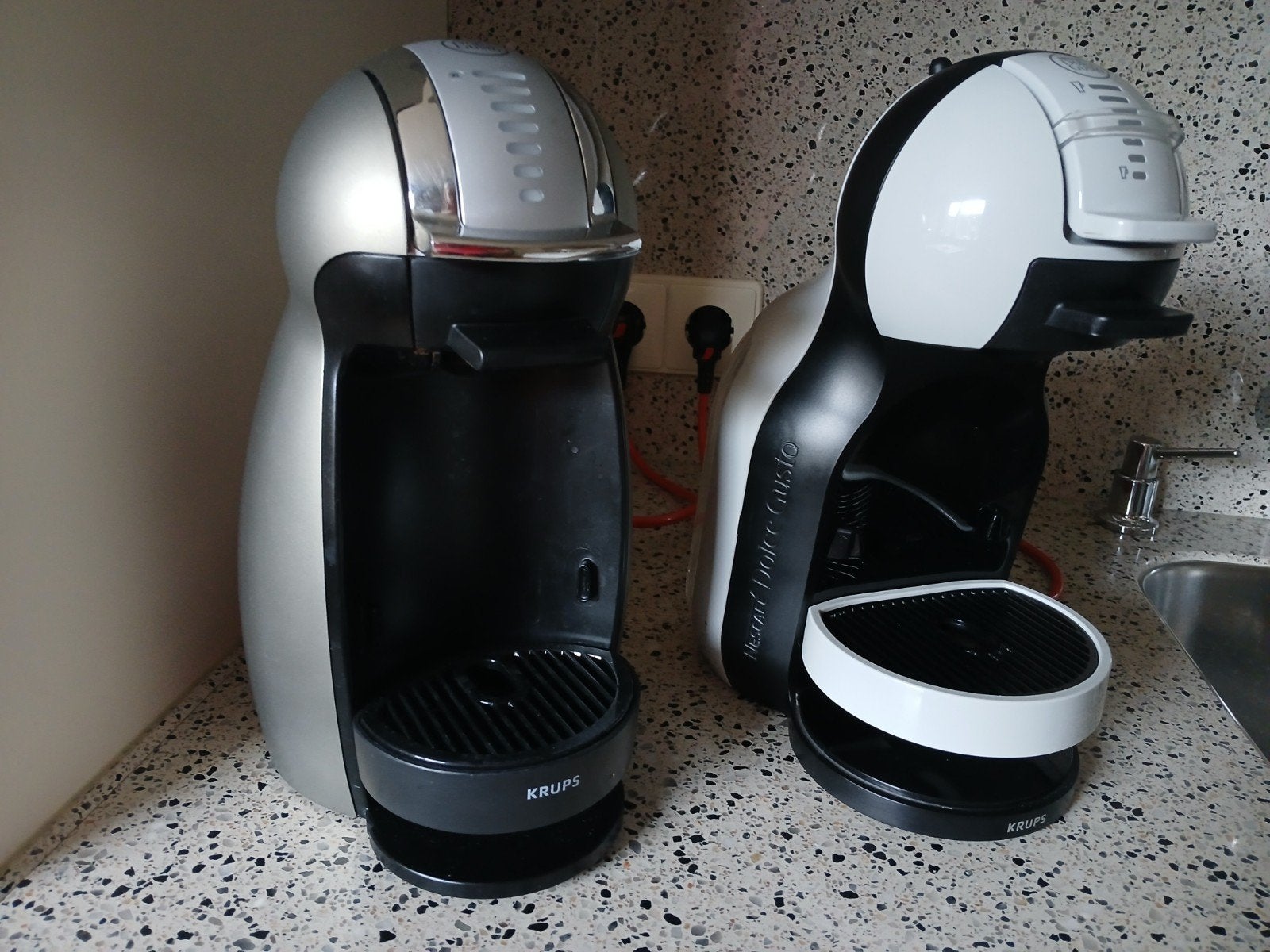 Dolce Gusto Mini Me óf Genio VASTE PRIJS p. stuk NIEUWSTAAT, Witgoed en Apparatuur, Ophalen, Koffiemachine, Zo goed als nieuw