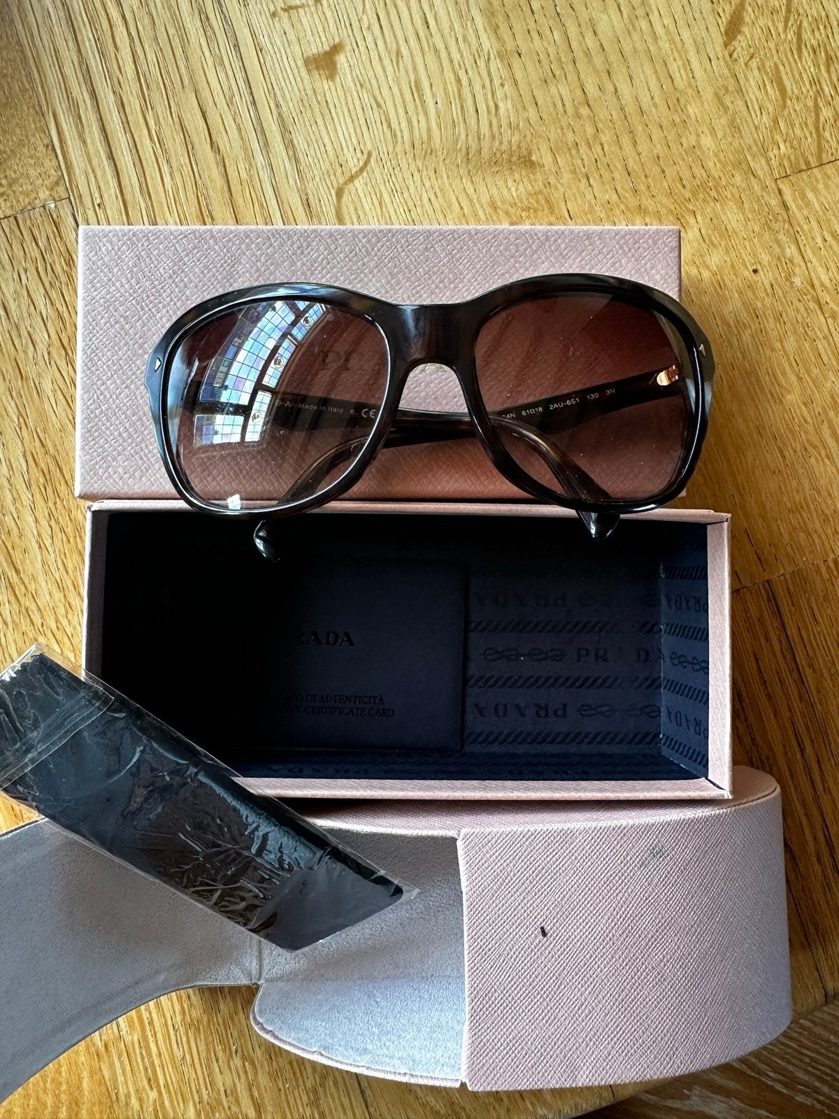 Vintage Prada zonnebril met doosje en certificaat, Gebruikt, Zonnebril, Prada, Zwart