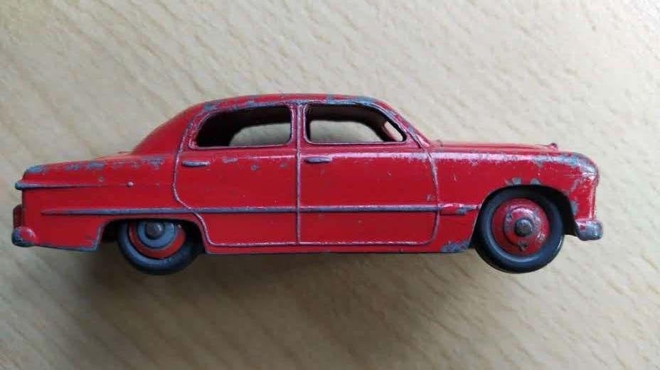 75 jaar oude Engelse DINKY TOY, FORD SEDAN, Ophalen of Verzenden, Gebruikt, Auto, Dinky Toys