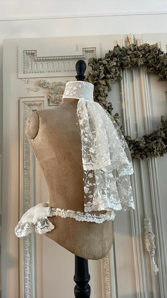 Elegante dubbele kanten kraag en bustle, Antiek en Kunst, Antiek | Kleding en Accessoires, Ophalen, Dames