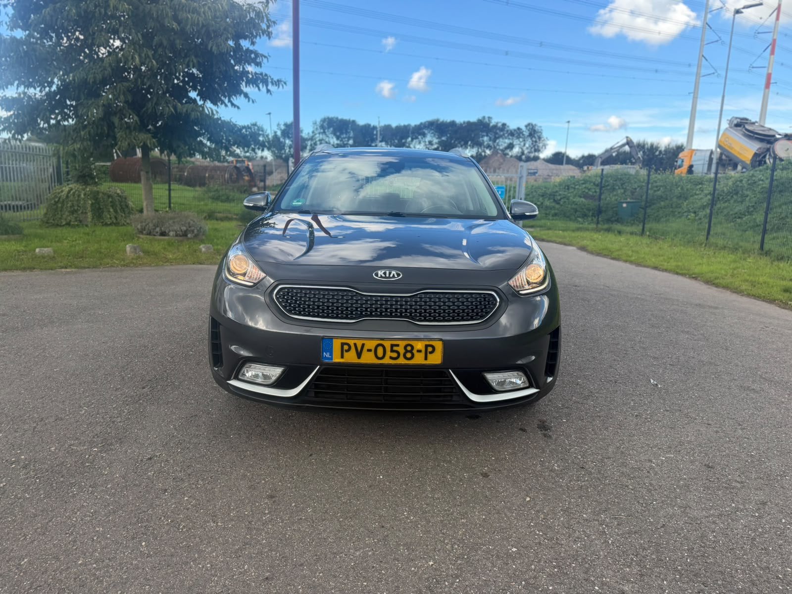 Kia Niro 1.6 GDi Hybrid 2017 Grijs  3 EN 6 MAANDEN GARANTIE!, 1580 cc, Origineel Nederlands, 26 km/l, SUV of Terreinwagen
