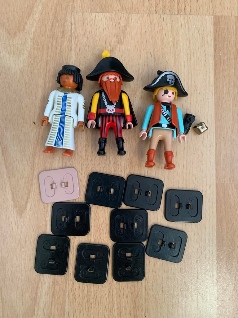 3x playmobil figuren + 10 voetplaatjes, Ophalen of Verzenden, Zo goed als nieuw