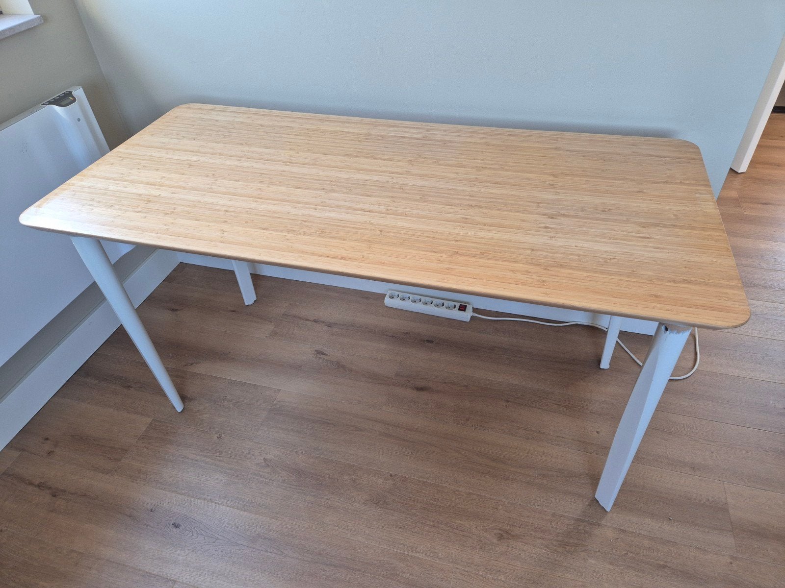 ANFALLARE / HILVER Bureau van Ikea met witte poten., Ophalen, Gebruikt, 65 cm, Bruin