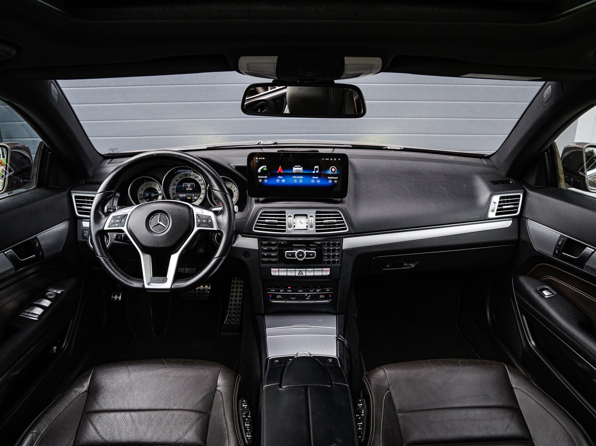 Mercedes-Benz E-klasse Coupé 200 CGI | AMG | Panoramadak |, Auto's, Automaat, Achterwielaandrijving, 4 cilinders, Bruin