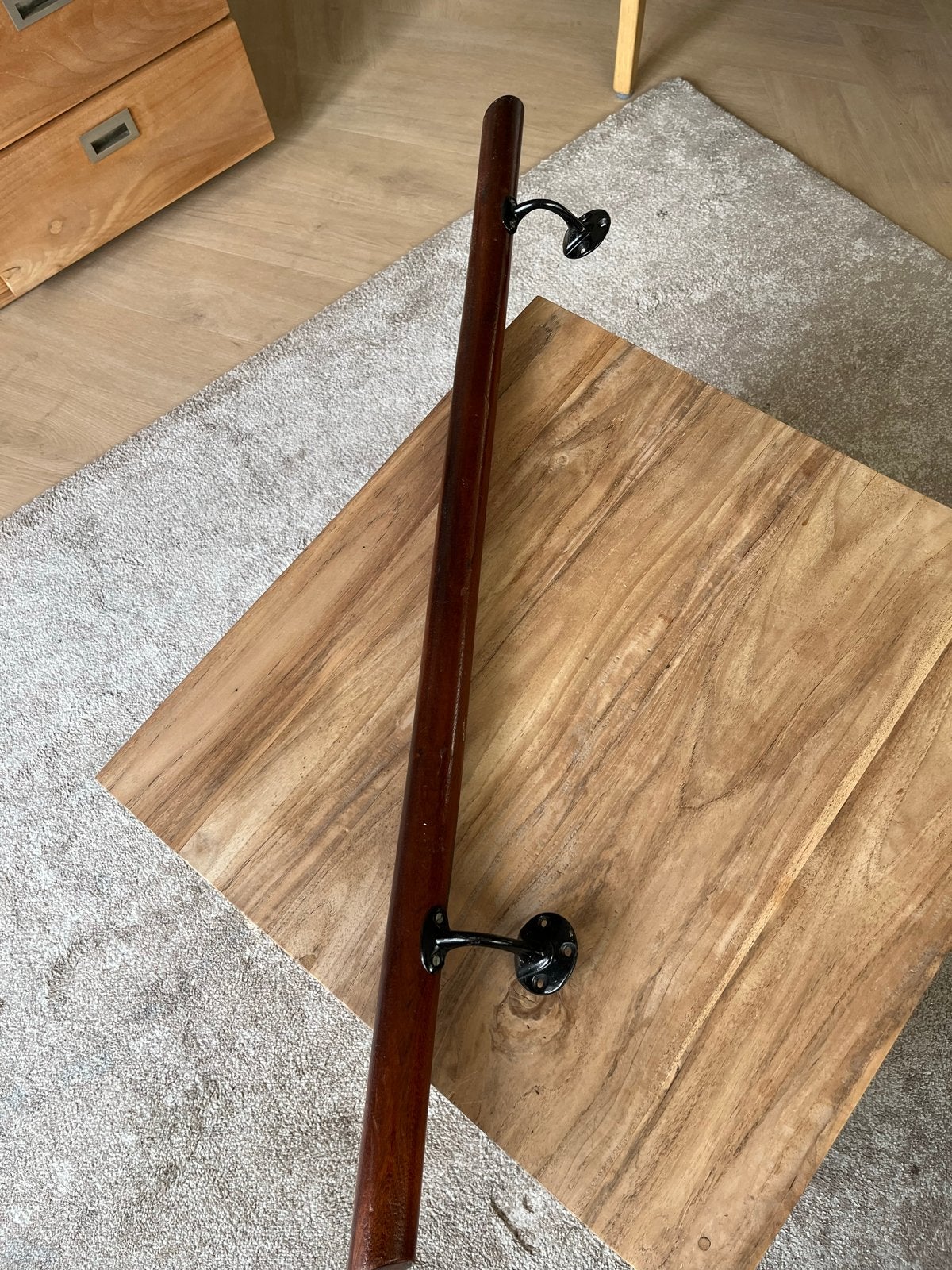 Houten trapleuning met zwarte beugels, Overige materialen, Gebruikt, 100 tot 150 cm, Overige typen