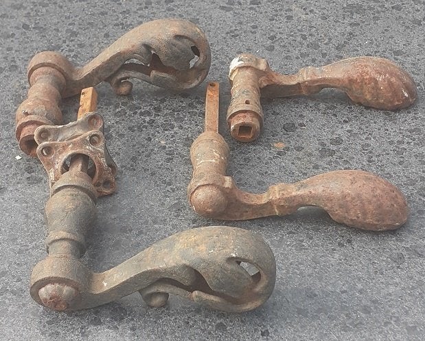 2 zware ijzeren deurkrukken, antiek, Ophalen of Verzenden, Gebruikt, IJzer, Klink of Kruk