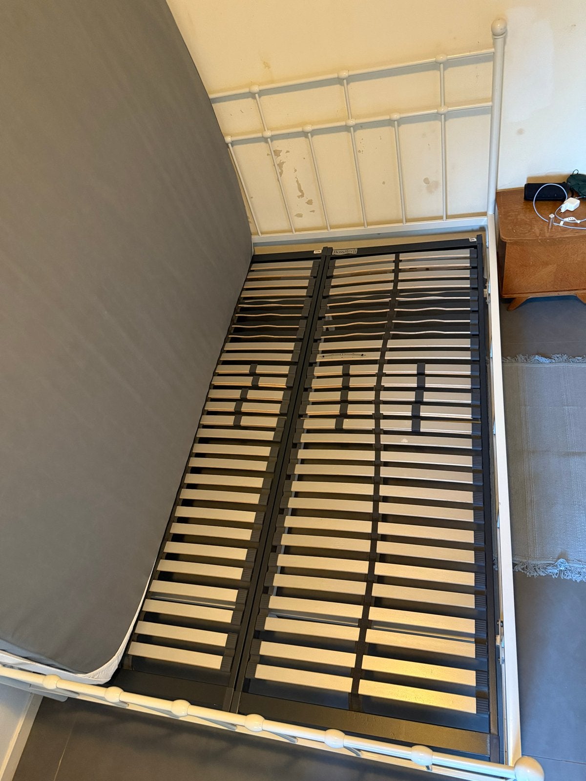 Metalen bedframe (140x200cm) met 2 Bossflex lattenbodems, Ophalen, Gebruikt, Wit, Tweepersoons