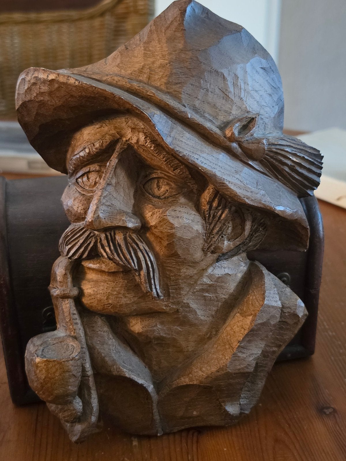 Houten Buste van Man met Pijp en Hoed - Handgesneden, Antiek en Kunst, Buste, Ophalen of Verzenden, Handgemaakt, 20 - 50 cm