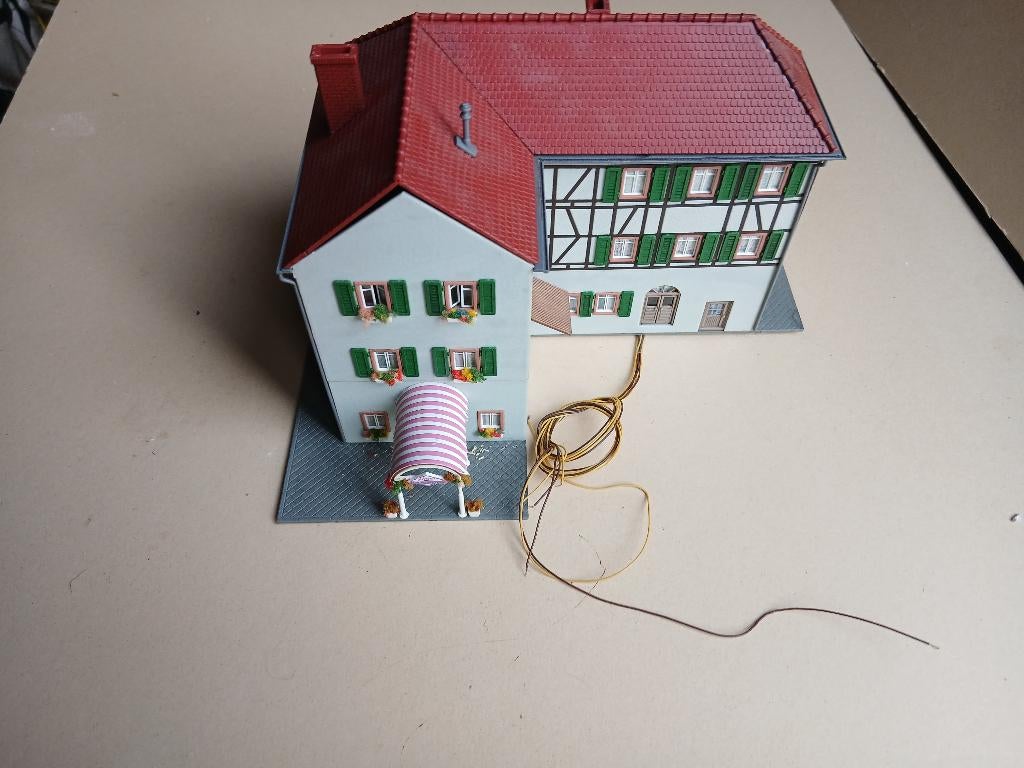 Hotel am Schrottturm, Hobby en Vrije tijd, Modeltreinen | H0, Overige merken, Gebruikt, Gelijkstroom of Wisselstroom, Brug, Tunnel of Gebouw