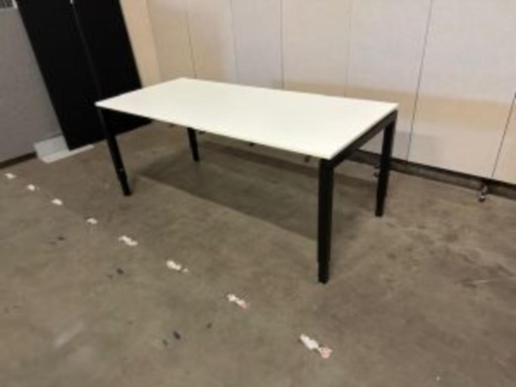 Markant bureau met knop en kabelgoot 180x90xH62-84cm, 24stuk, Ophalen of Verzenden, Gebruikt