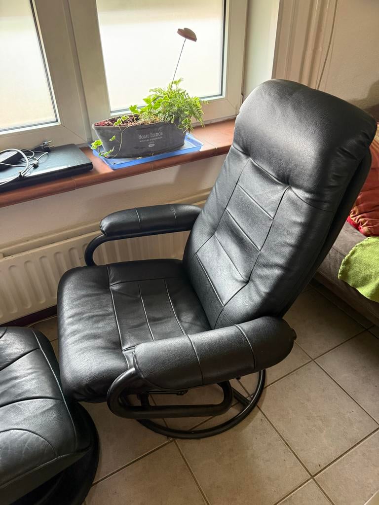 Comfortabele zwarte fauteuil met voetenbank, Ophalen of Verzenden, Gebruikt, Leer, 75 tot 100 cm