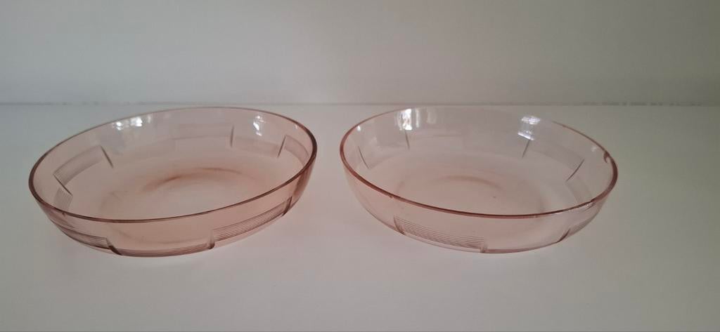 Dit zijn twee vintage schaaltjes van roze persglas. , Huis en Inrichting, Ophalen of Verzenden, Rond, Glas