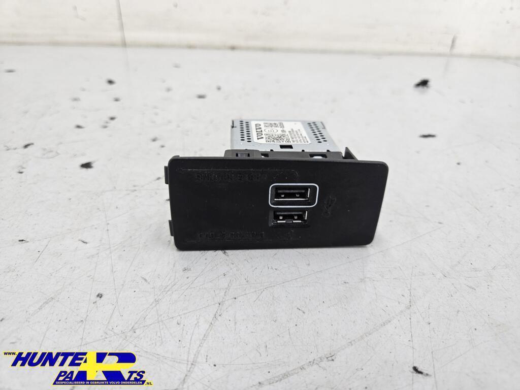 USB aansluiting Volvo XC90 II ('14-'22) 31407038, Gebruikt, Ophalen of Verzenden, Volvo, Volvo