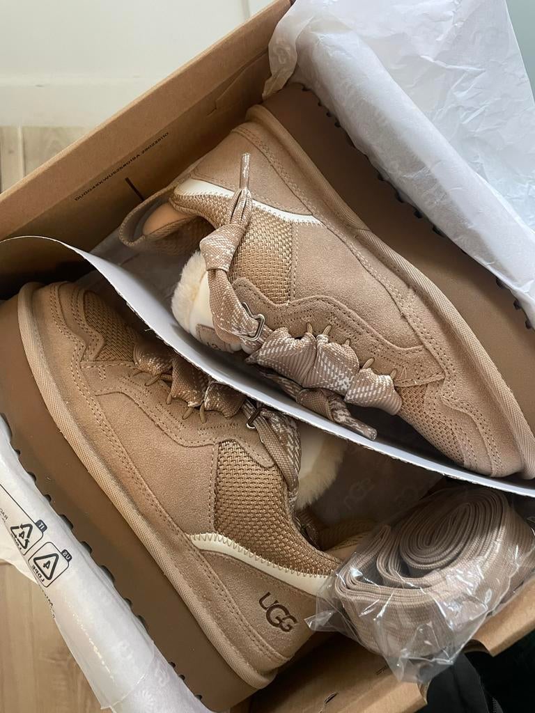 Ugg Sand 37, Beige, Nieuw, Ophalen of Verzenden, Sneakers of Gympen