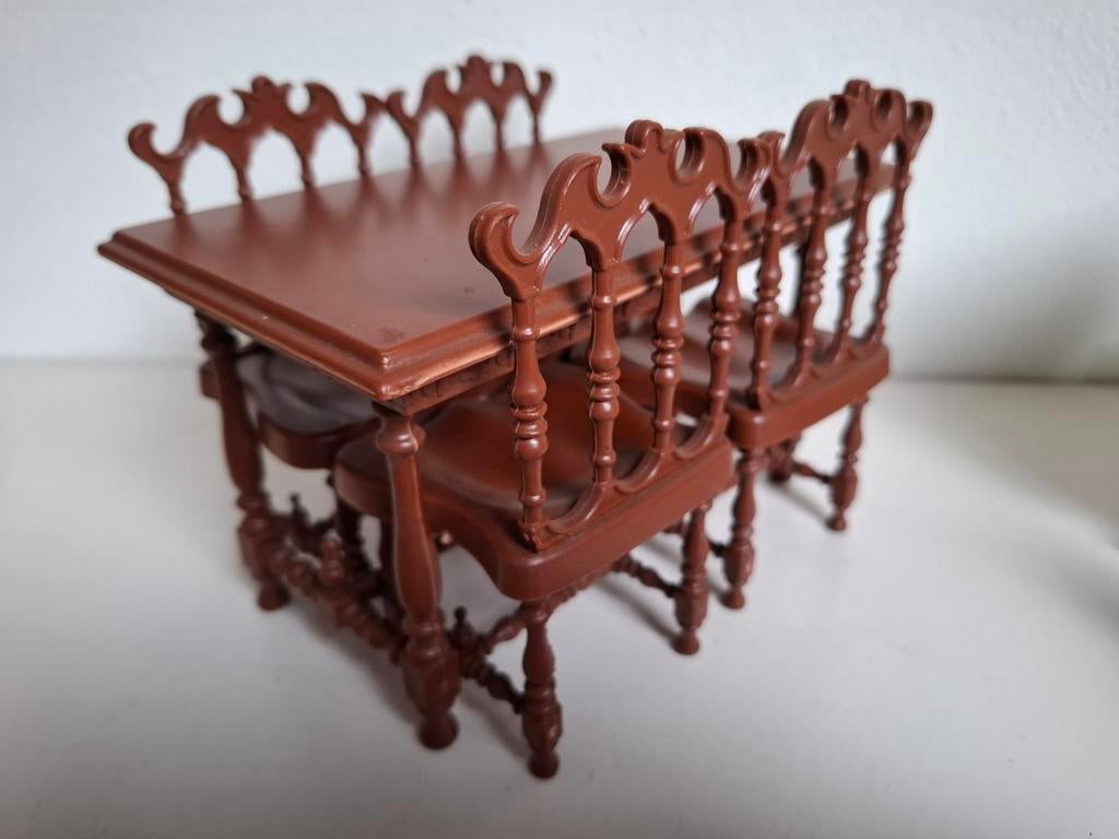 Barbie, Sindy of Fleur meubelsetje, eettafel met stoelen., Ophalen of Verzenden, Gebruikt, Overige typen