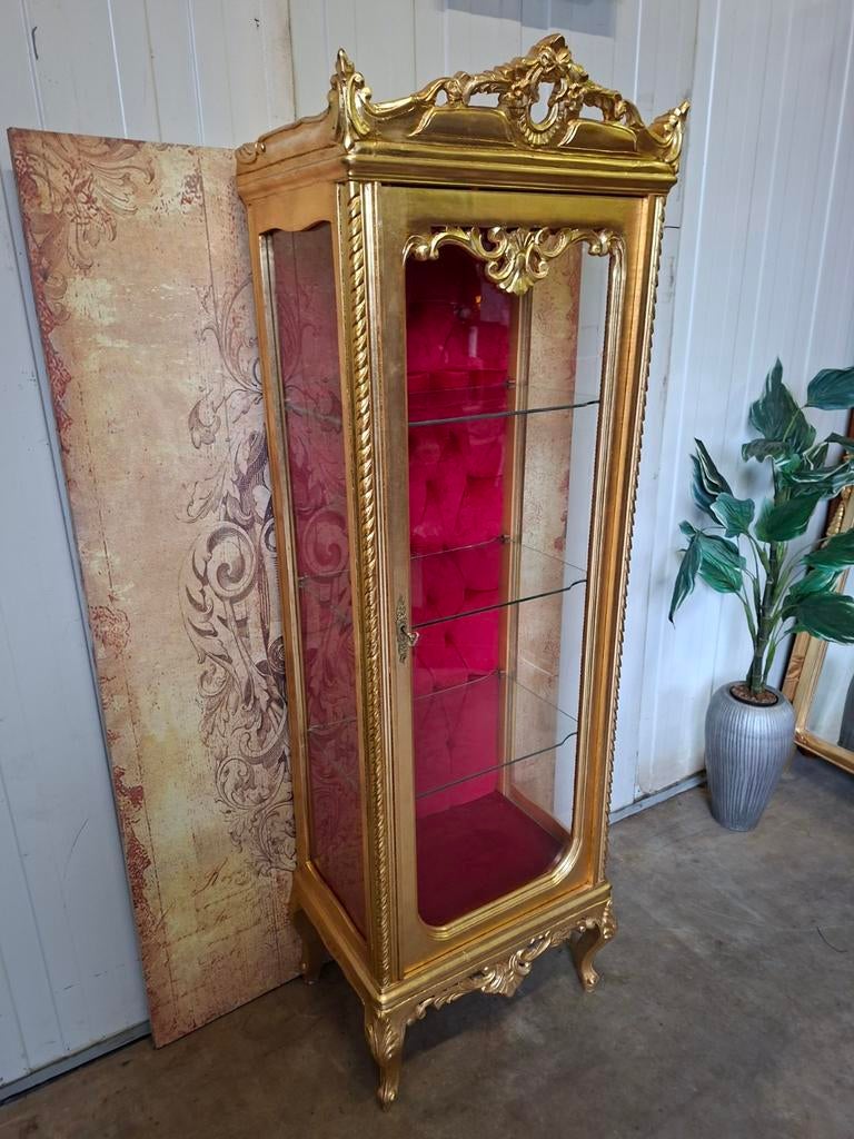 Klassieke goudkleurige vitrine met rood gestoffeerde, Ophalen of Verzenden, 25 tot 50 cm, 150 tot 200 cm