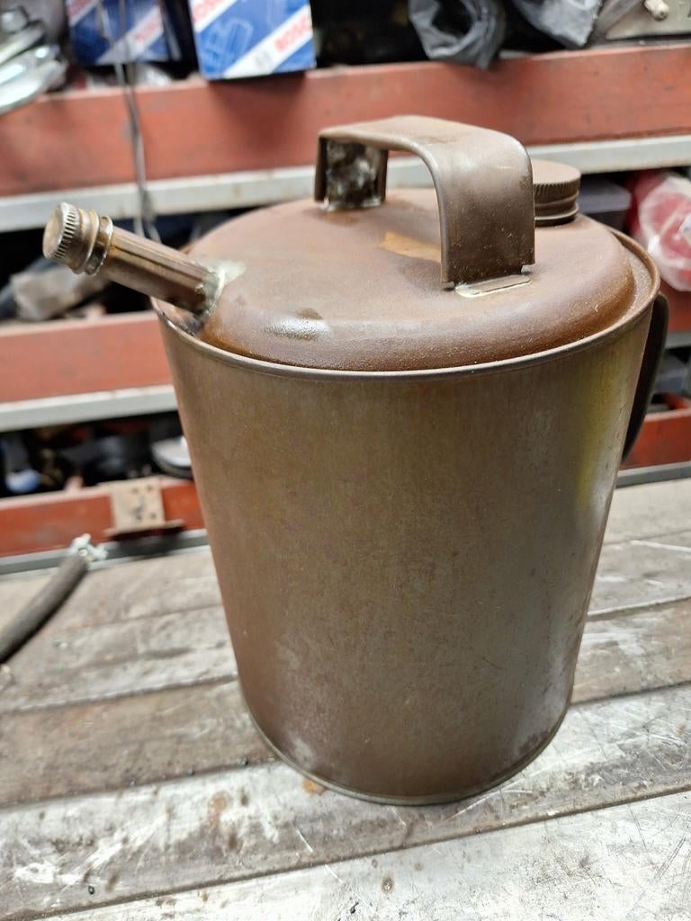 Vintage oliekan, Huis en Inrichting, Ophalen of Verzenden, Zo goed als nieuw, Overige materialen