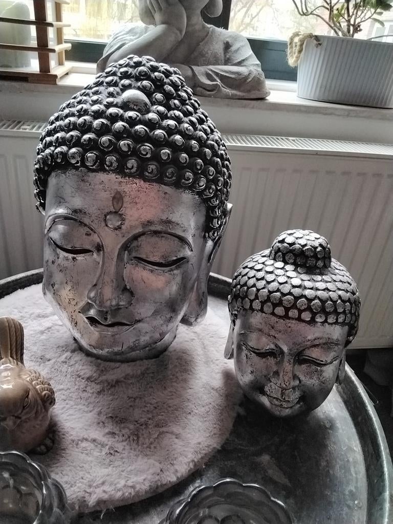 Twee zilverkleurige Boeddhabeelden kunststof, Tuin en Terras, Tuinbeelden, Ophalen of Verzenden, Zo goed als nieuw, Overige materialen
