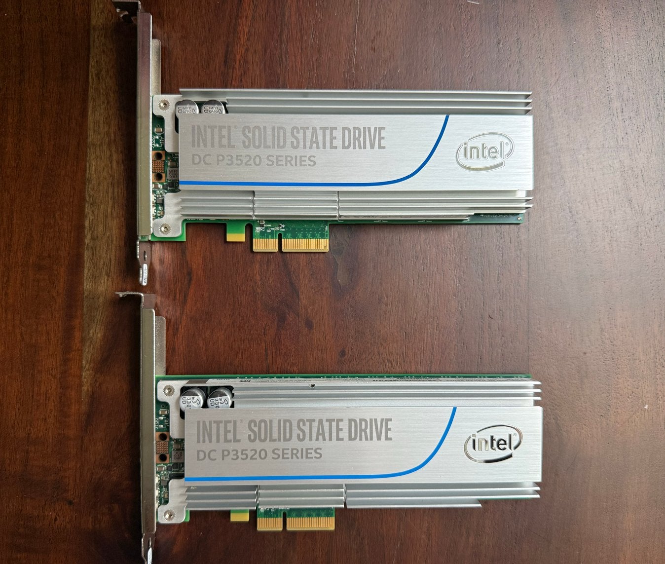 Intel SSD DC P3520 Series 2TB PCIe NVMe SSD (2 stuks), Computers en Software, Harde schijven, Zo goed als nieuw, Server, Intern