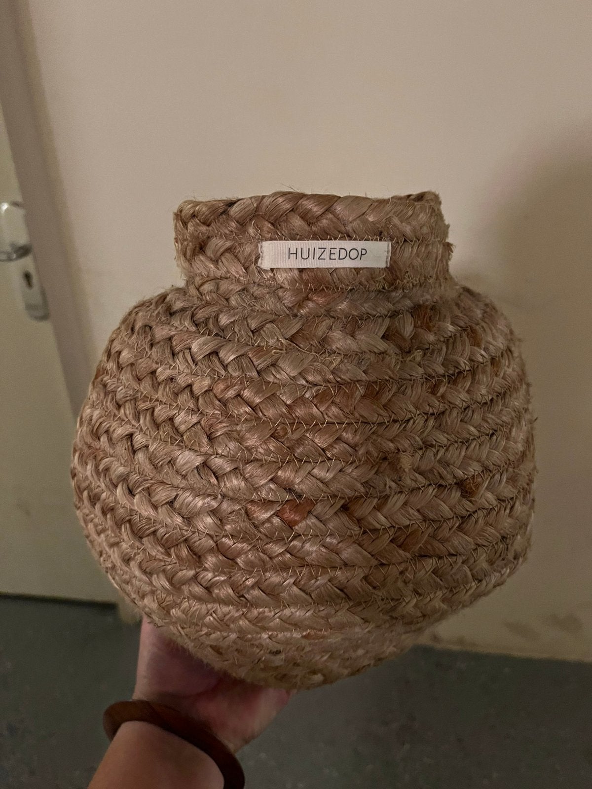 Een gevlochten zeegras vaas uit de Huizedop-collectie, Bruin, Natuurlijk materiaal, Ophalen of Verzenden, Zo goed als nieuw