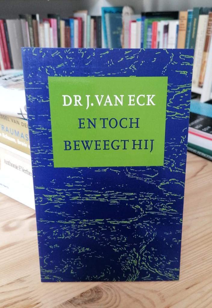 Dr. J. van Eck - En toch beweegt Hij  €2,50, Ophalen of Verzenden, Gelezen, Dr. J. van Eck