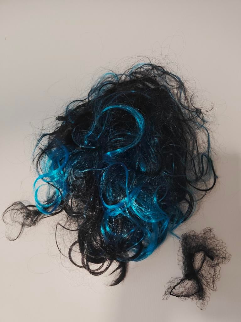 Zwart-blauwe pruik met krullen, Ophalen of Verzenden