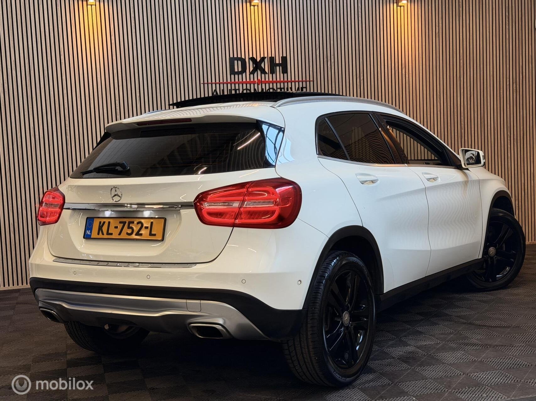 Mercedes GLA-klasse 180 AMG PANO CARPLAY STOELVW Gr.SCHERM!, Gebruikt, 4 cilinders, 715 kg, 1595 cc
