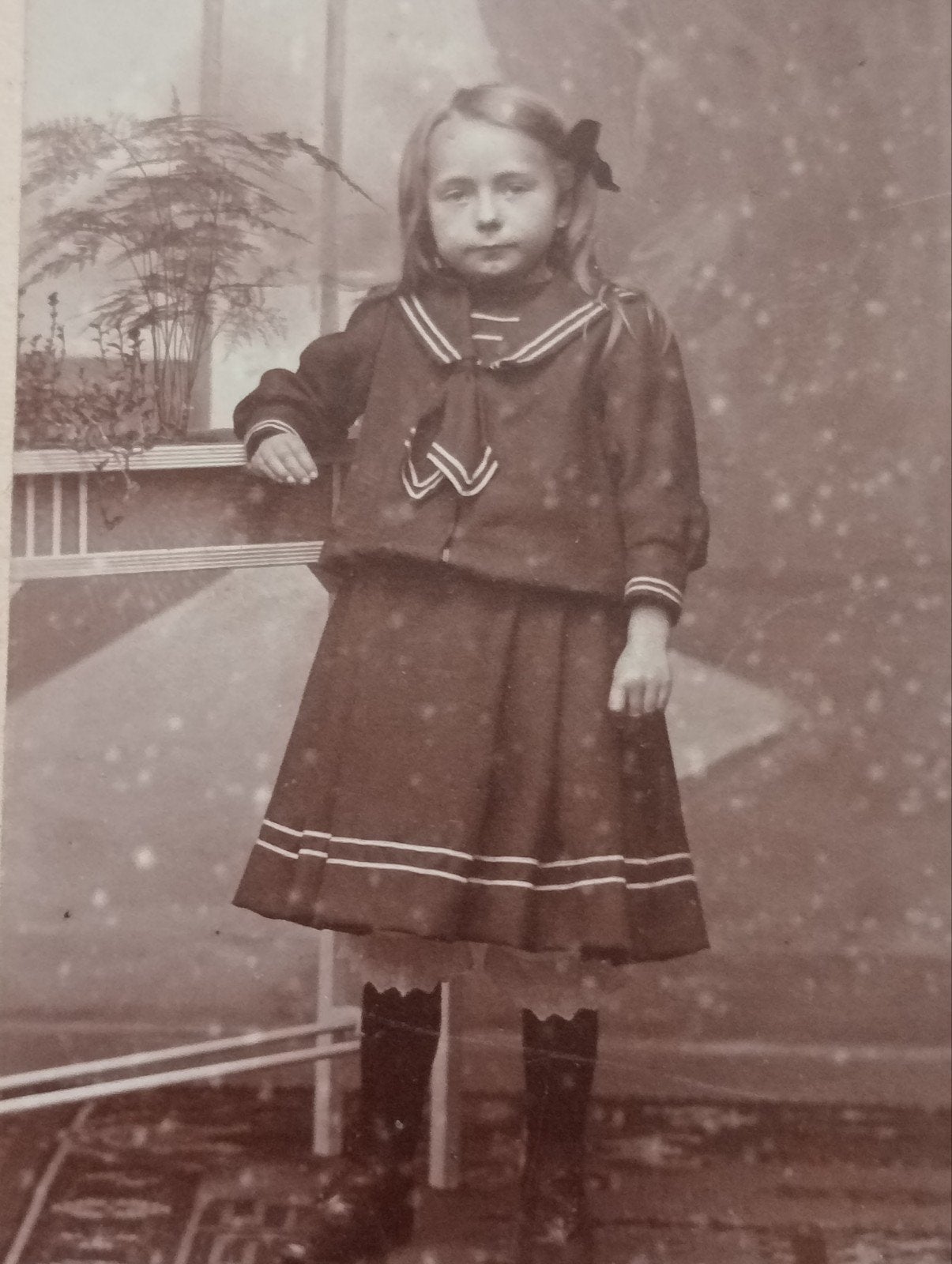 Antieke Foto: Meisje in Matrozenpak, J.C. Kuijper Zutphen, Ophalen of Verzenden, Voor 1940, Gebruikt, Kind