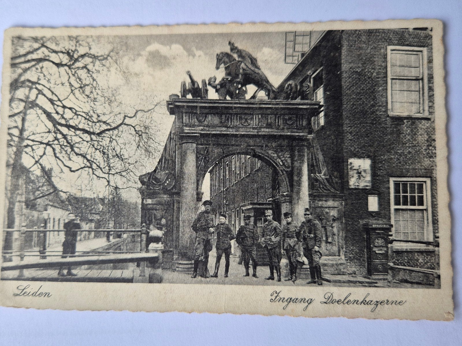 De ingang van de Doelenkazerne in Leiden rond 1938, Ophalen of Verzenden, 1920 tot 1940, Zuid-Holland