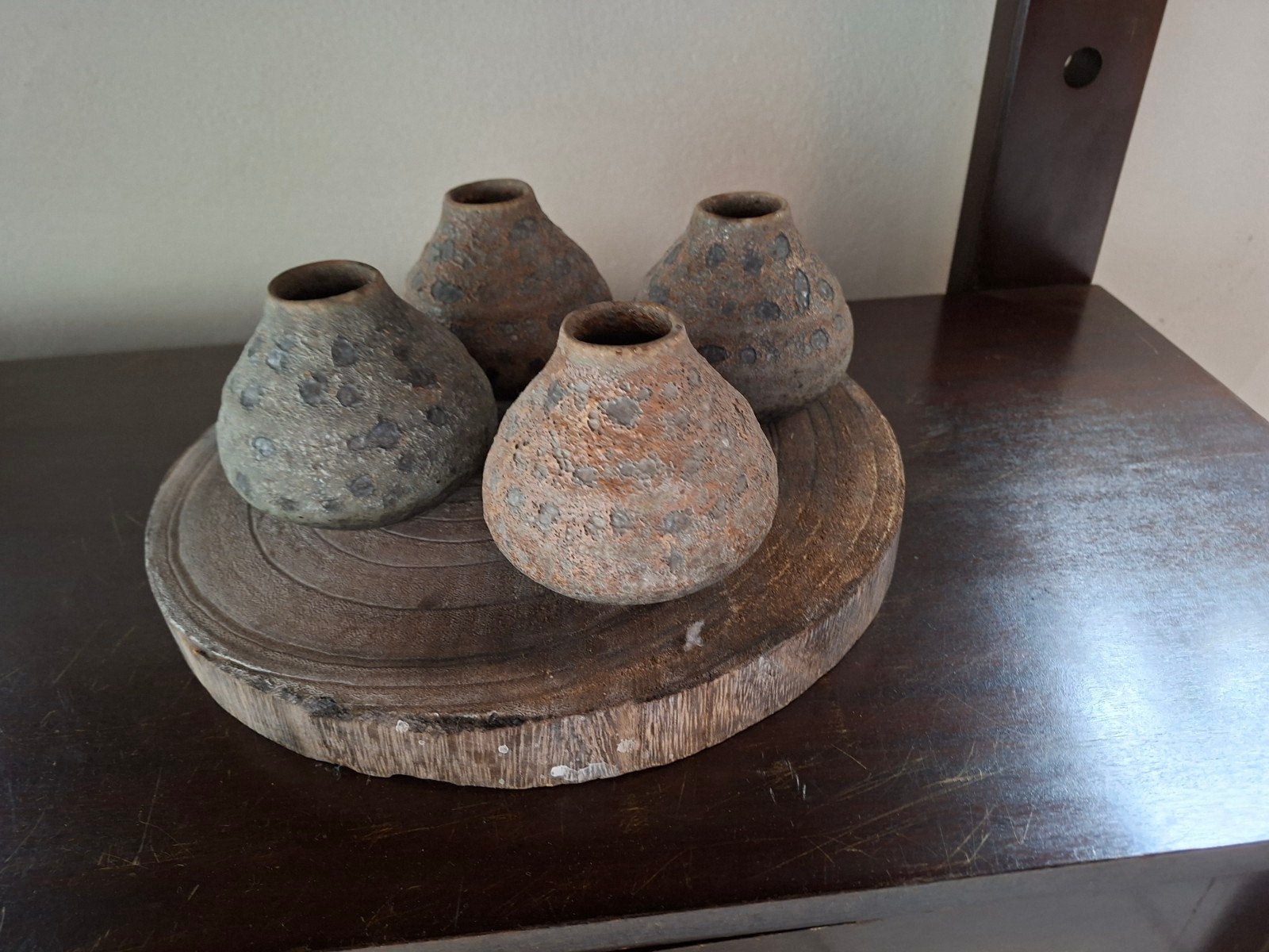 Set van 4 rustieke decoratieve potten op houten schijf, Ophalen of Verzenden