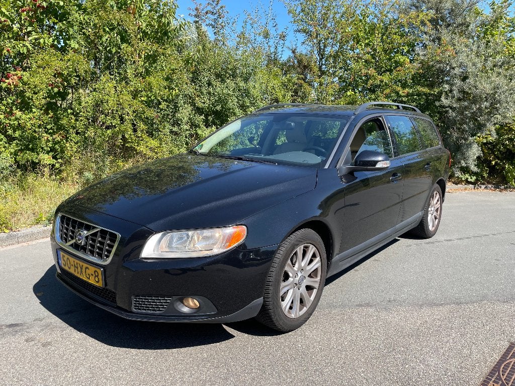 Volvo V70 2.0 Benzine Trekhaak Leer Airco All Season Banden, 145 pk, Beige, 4 cilinders, Zwart