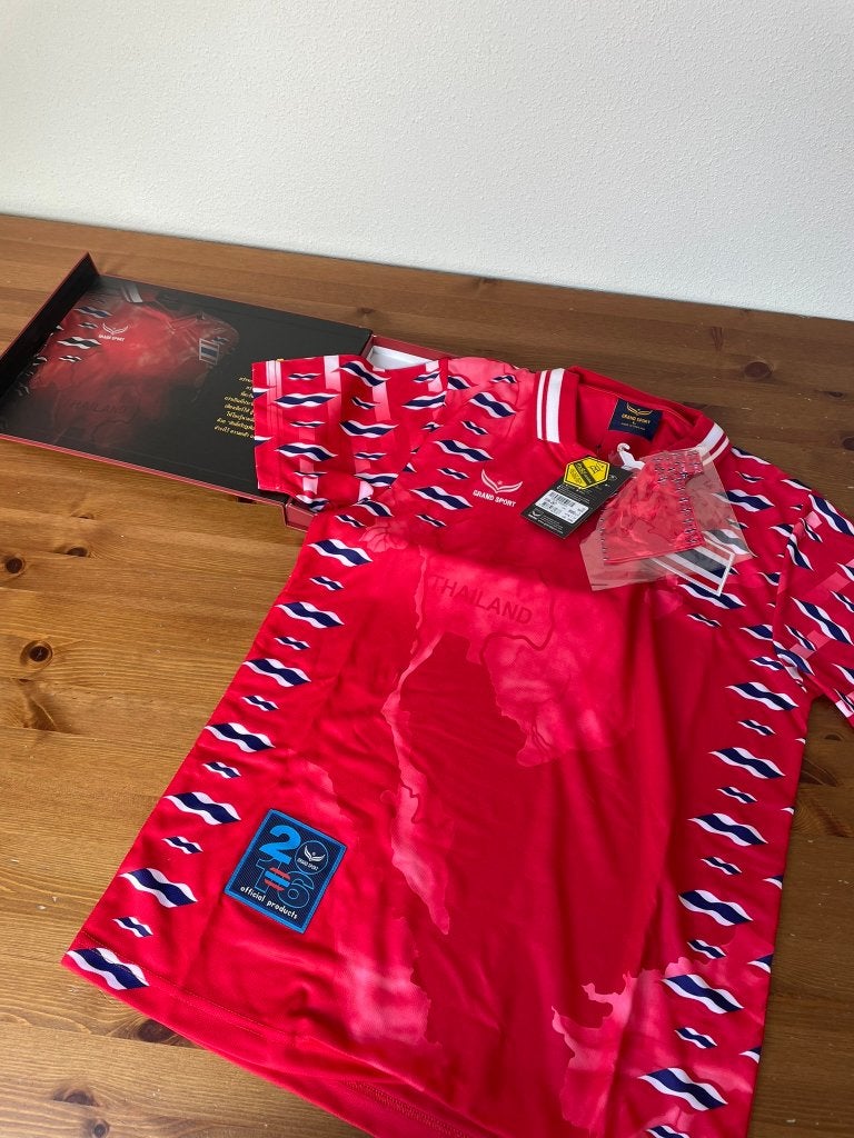 Thailand Grand Sport Voetbalshirt Rood Nieuw Maat M, Maat 48/50 (M), Nieuw, Ophalen of Verzenden, Voetbal