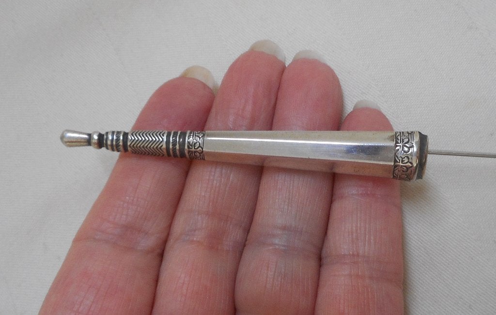 Zilveren vintage hoeden of revers speld Niekerk nr.1202