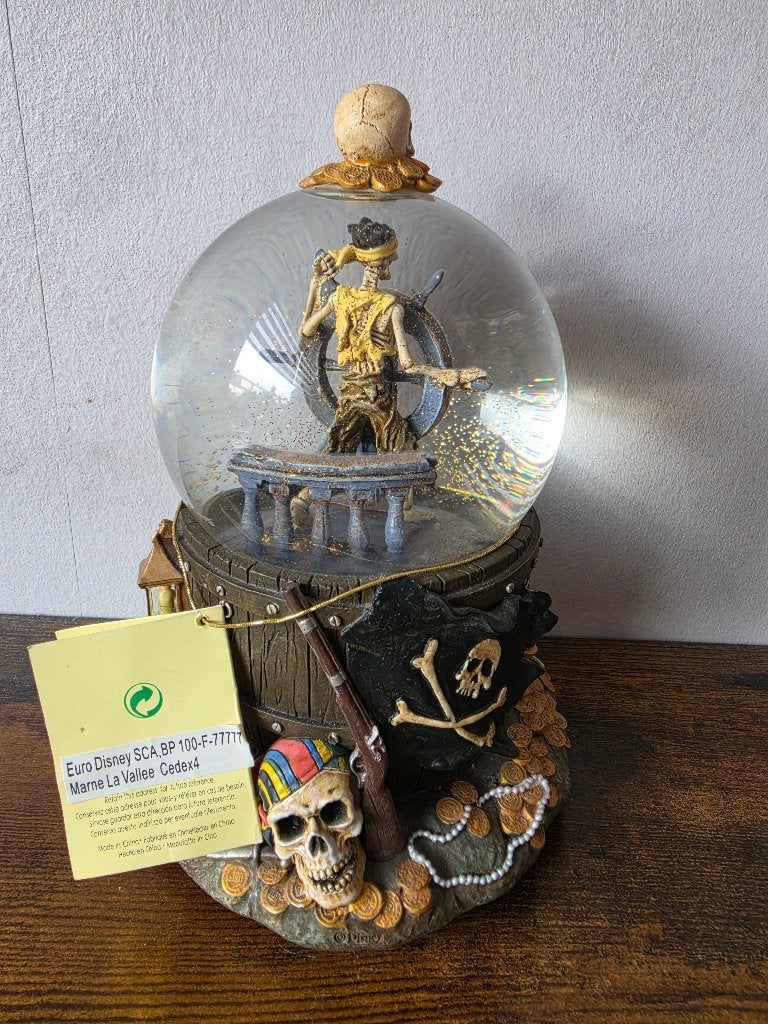 Disney snowglobe pirates of caribbean, Verzamelen, Ophalen of Verzenden, Overige figuren, Zo goed als nieuw, Beeldje of Figuurtje