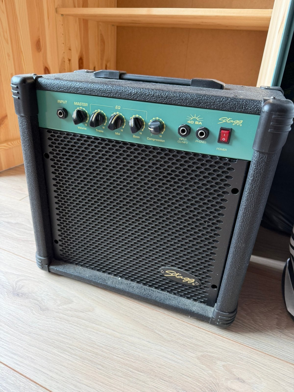 Stagg basgitaar versterker., Ophalen, Gebruikt, Basgitaar, 100 watt of meer