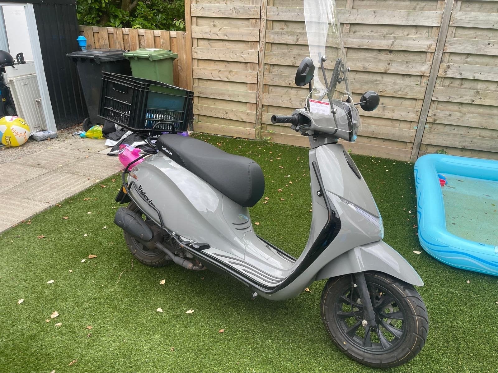 scooter te koop | Compleet met 2 helmen + 2 hoezen, Fietsen en Brommers, Ophalen, Gebruikt, Benzine, Overige merken