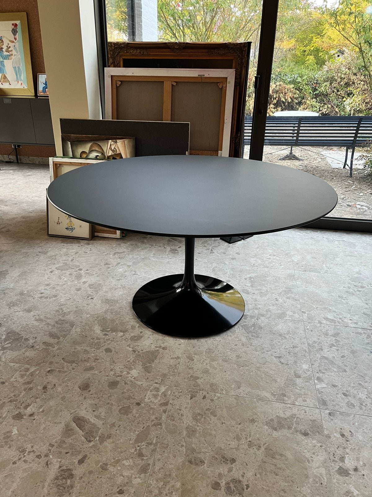 Knoll Saarinen eettafel 137cm Fenix zwart blad (tulip tafel), Huis en Inrichting, Ophalen, Gebruikt, Rond, Kunststof