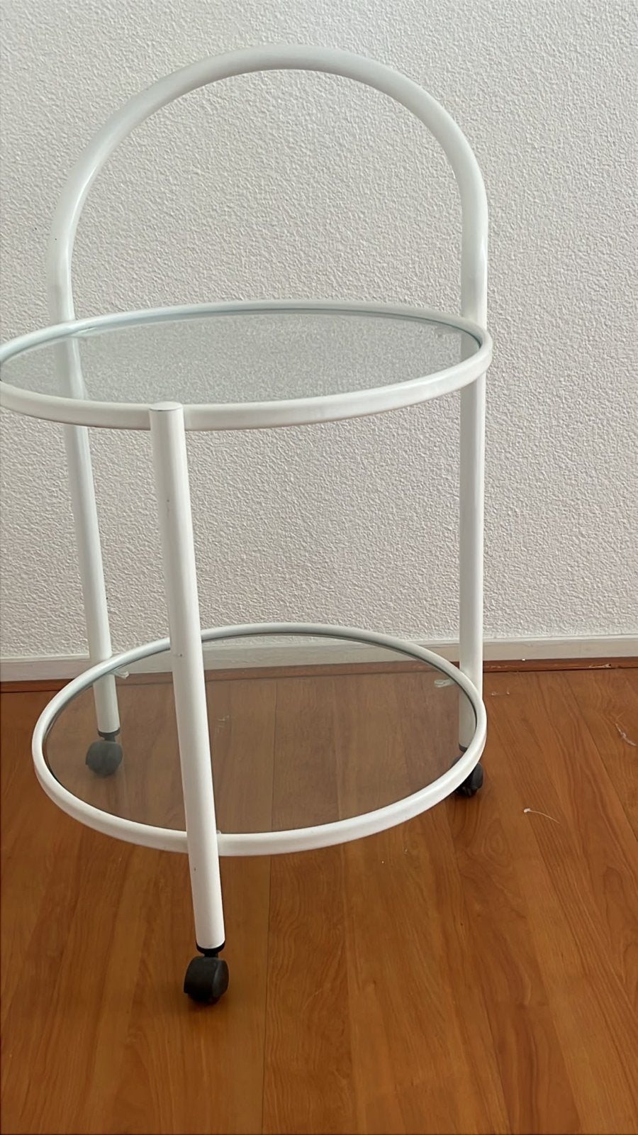 Wit metalen bijzettafeltje met glazen platen op wieltjes, Huis en Inrichting, Tafels | Bijzettafels, Ophalen, Minder dan 55 cm